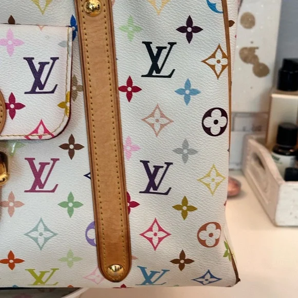 Louis Vuitton - Picture 8 of 17